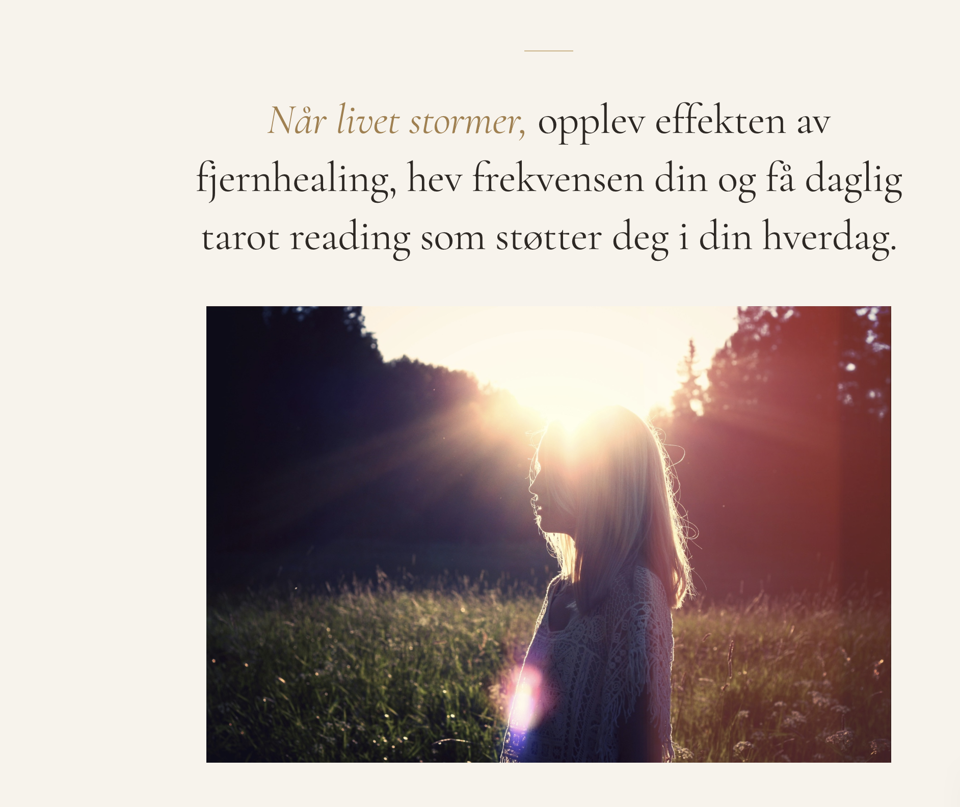 Kvinne i solnedgang i naturen